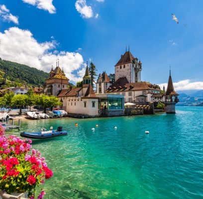 Oberhofen,Castle,At,Lake,Thunersee,In,Swiss,Alps,,Switzerland.,Schloss