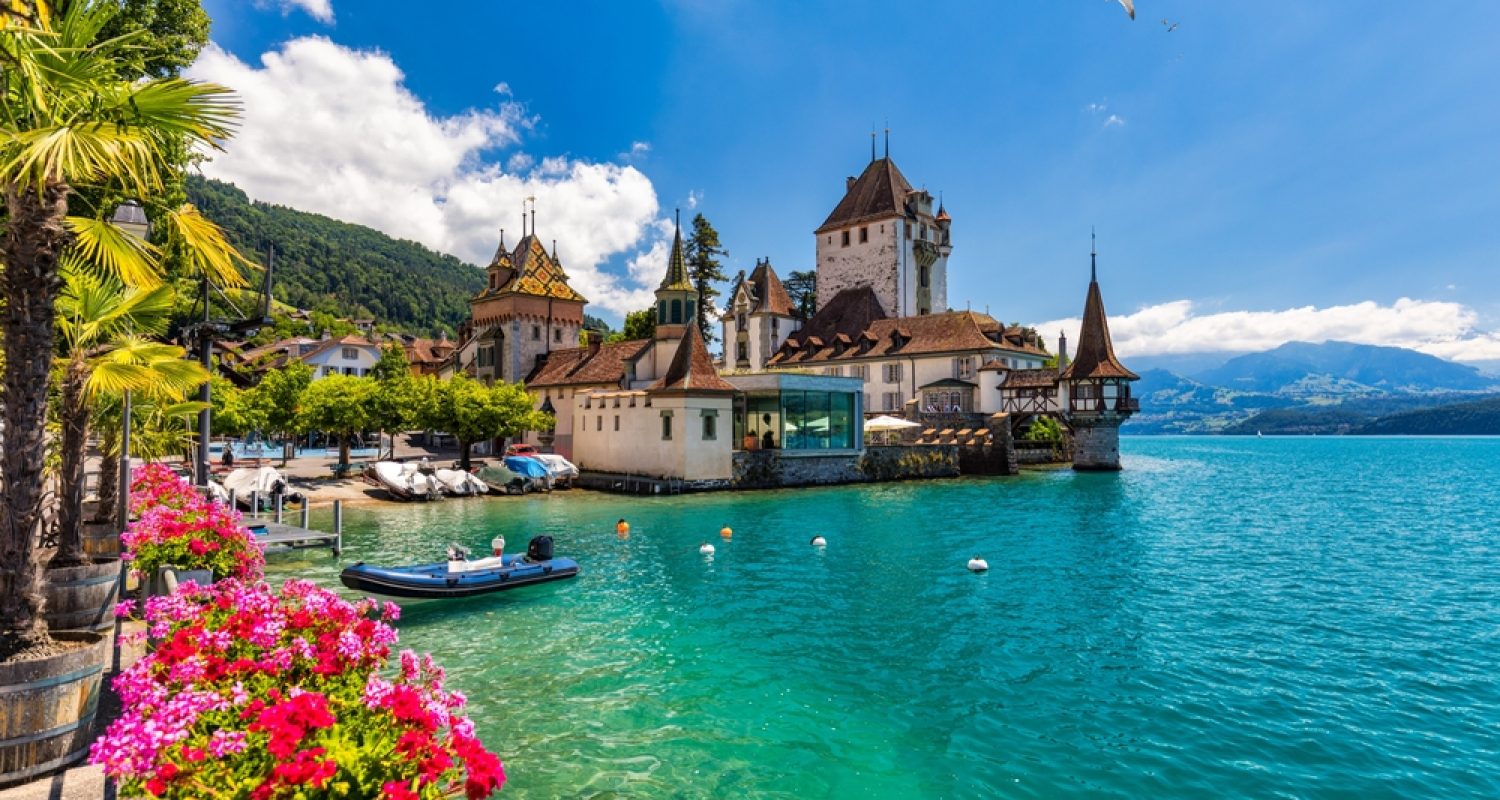 Oberhofen,Castle,At,Lake,Thunersee,In,Swiss,Alps,,Switzerland.,Schloss