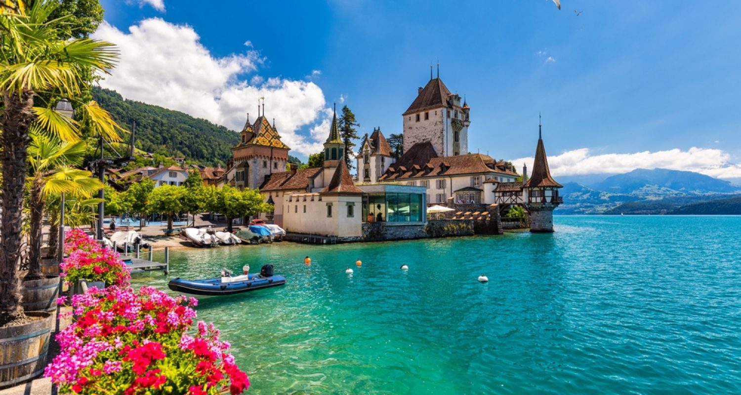 Oberhofen,Castle,At,Lake,Thunersee,In,Swiss,Alps,,Switzerland.,Schloss